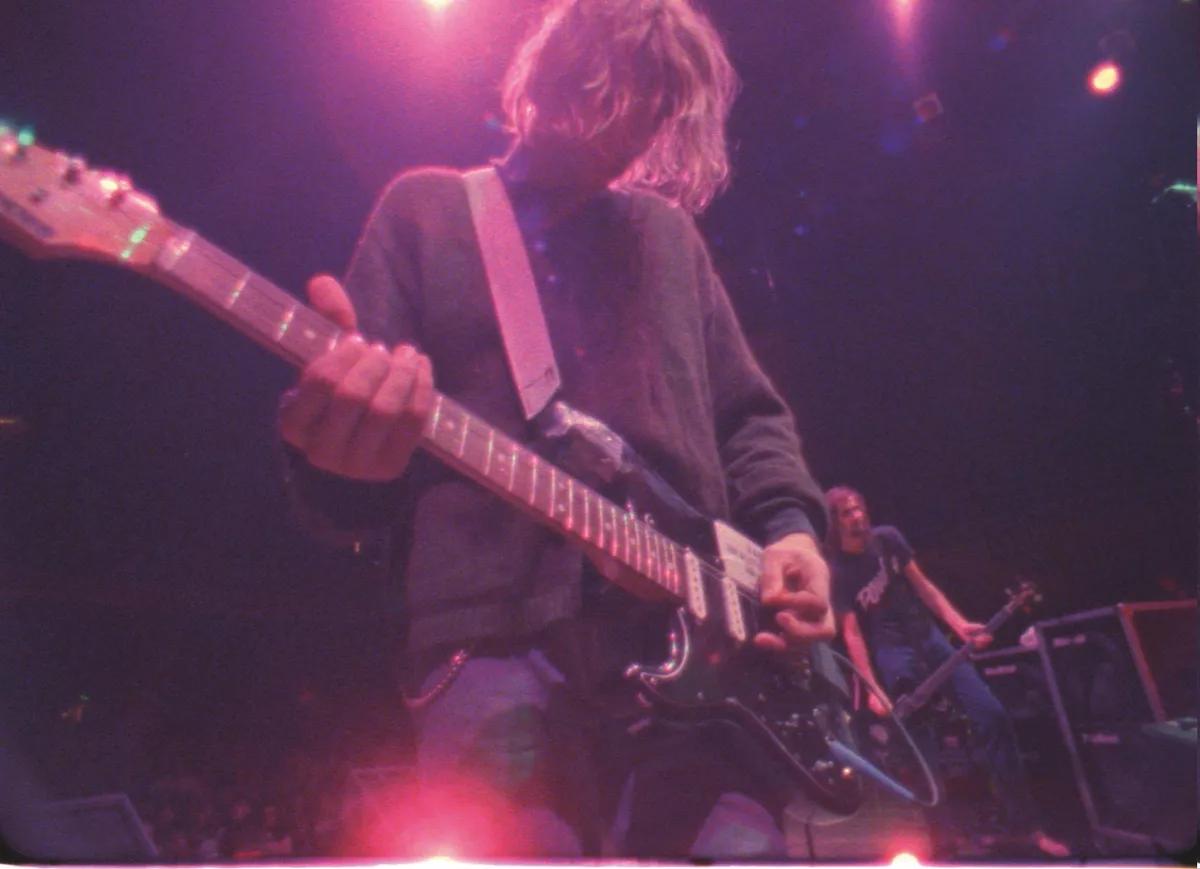 Cobain tocando