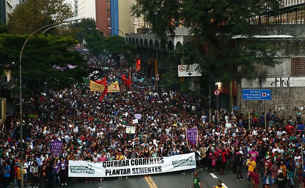 Miles de personas marchan en Brasil por la legalización