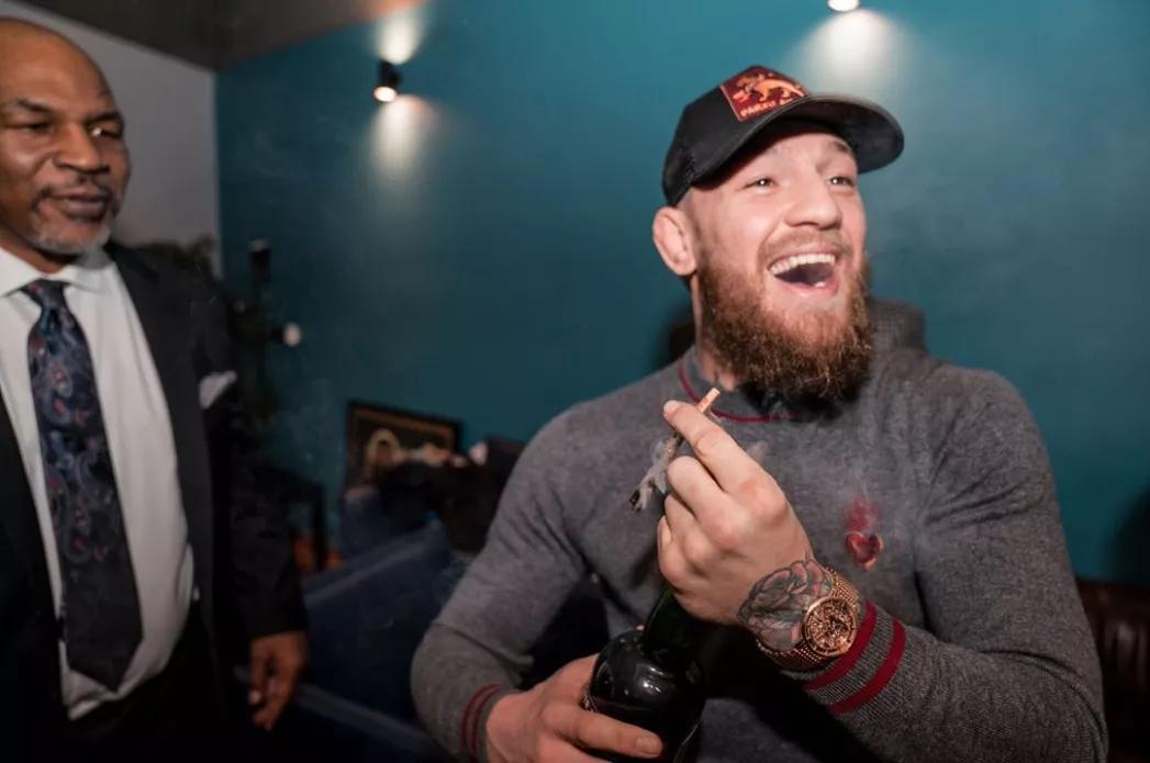 McGregor y Tyson comparten unas risas en la plantación del boxeador