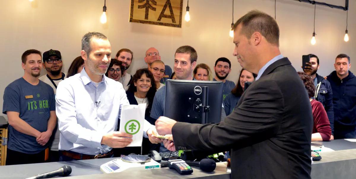 Alcalde es el primero en comprar marihuana en Massachusetts