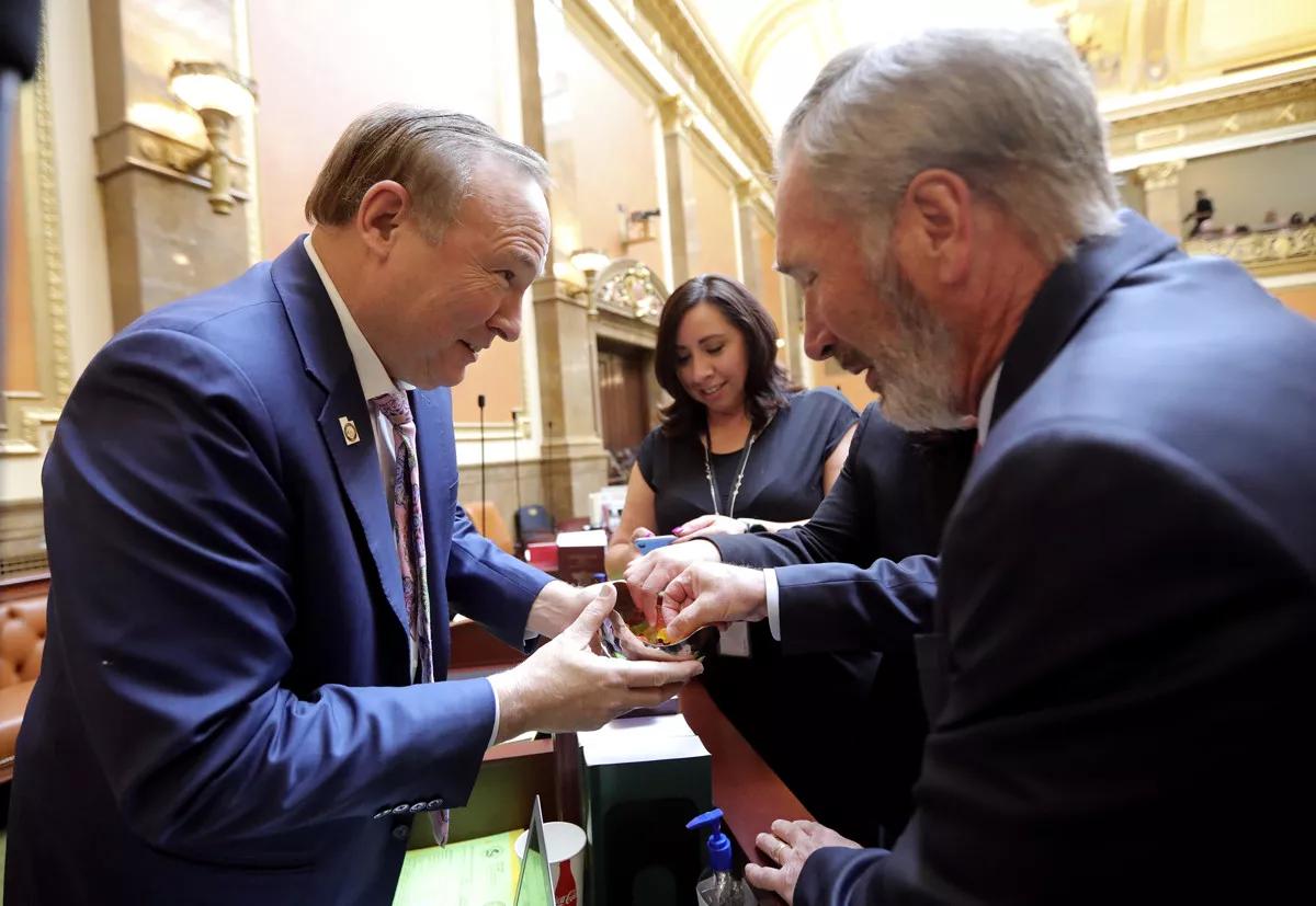 El senador Jim Dabakis reparte caramelos de goma antes de una sesión especial de la Legislatura del Estado de Utah para abordar la Ley de cannabis medicinal de Utah en el Capitolio de Salt Lake City el lunes 3 de diciembre de 2018.