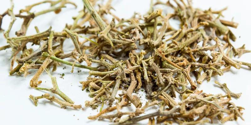 Cómo hacer té de los restos de los tallos del cannabis