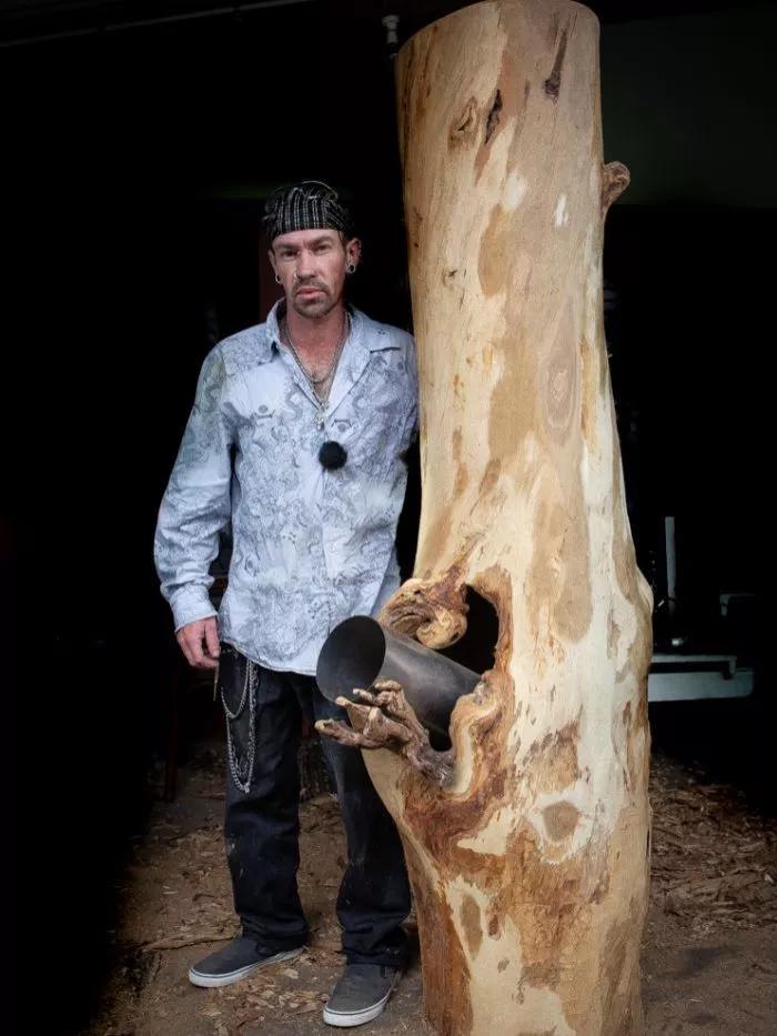 Artista australiano quiere salvar su pueblo con un bong gigante de madera