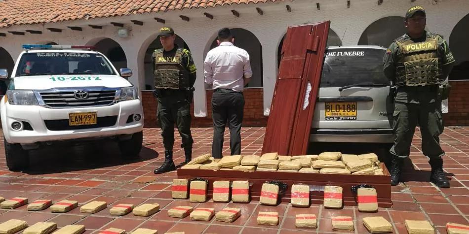 Policía colombiana detiene a un conductor que transportaba un ataúd con 300 kilos de marihuana.