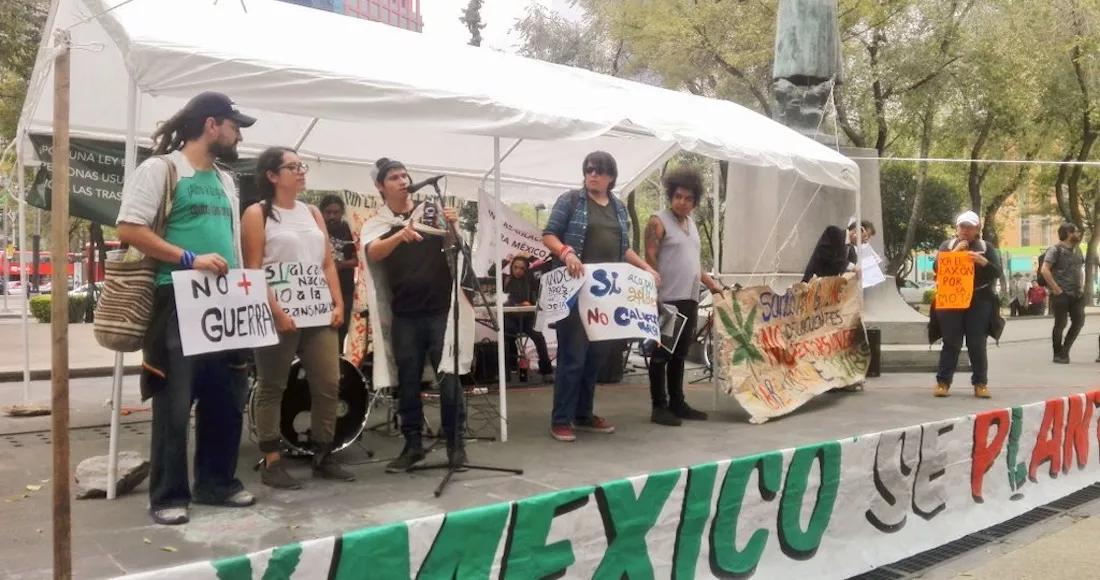 Agrupaciones ciudadanas protestan frente al Senado mexicano para exigir que la legalización de la mariguana. Foto: @canamo_mexico