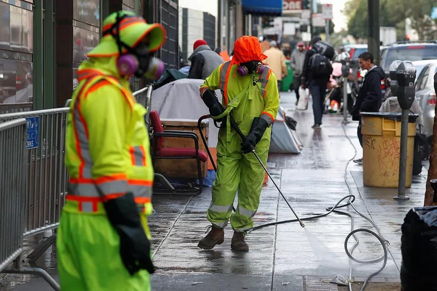 Trabajadores sociales en San Francisco dan alcohol y marihuana a los sin techo