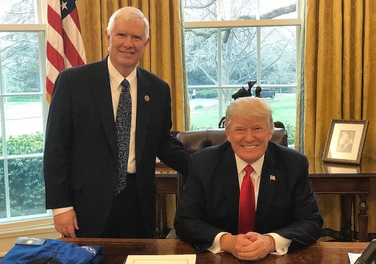 Mo Brooks junto con Donald Trump