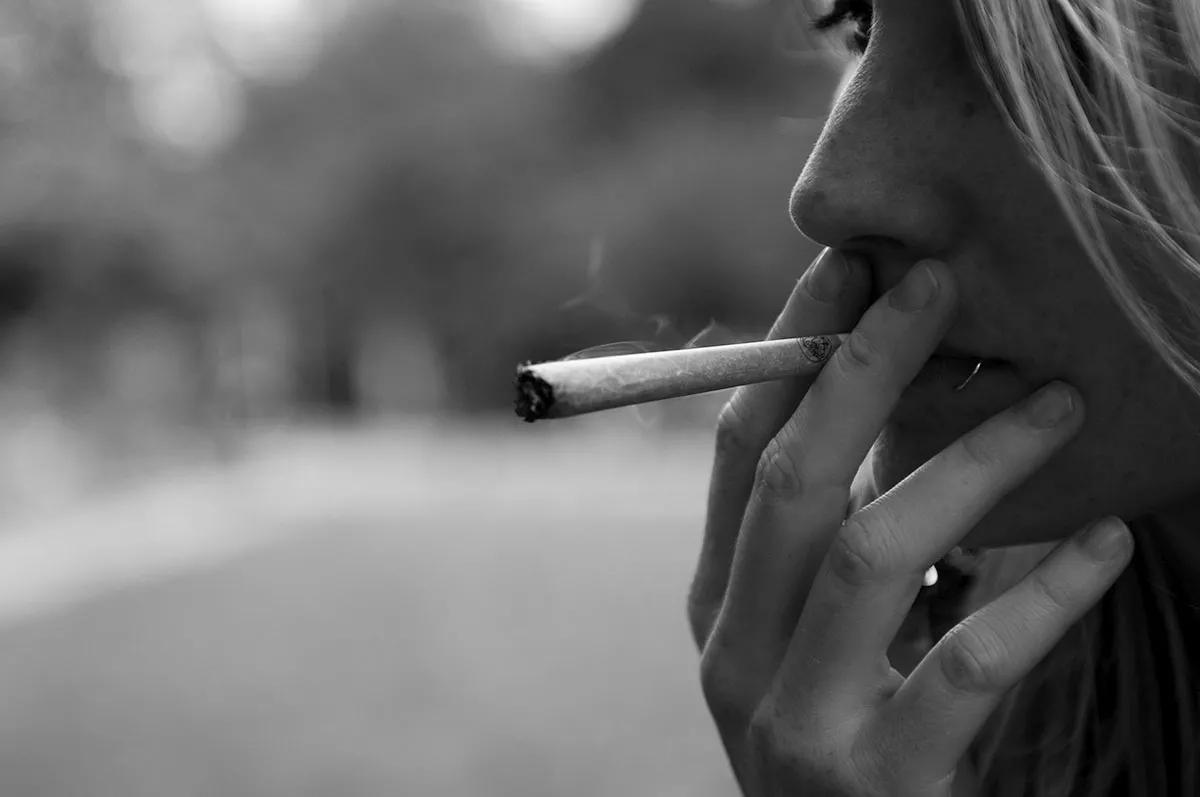 Persona fumando cannabis