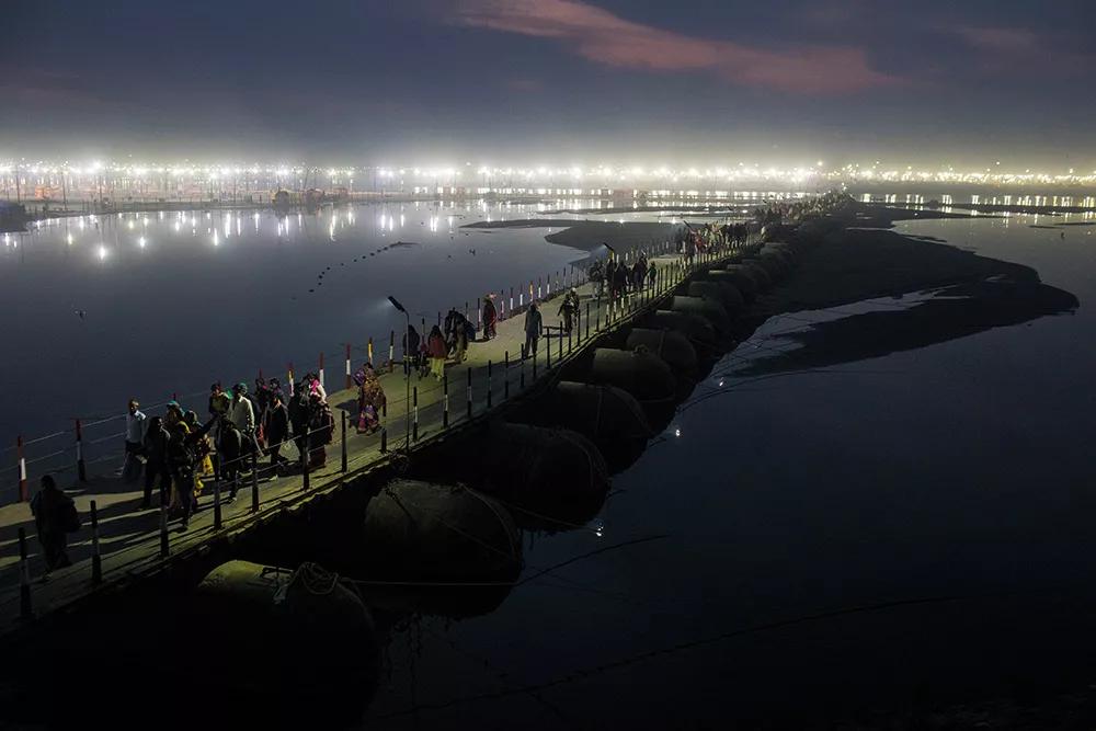 Los peregrinos cruzan el río Ganges para llegar al campamento del kumbh mela, celebrado este año 2019 en Prayagraj, ciudad antiguamente conocida como Allahabad.