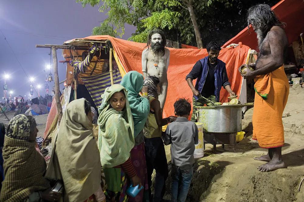 sadhus ofrecen comida gratis a los peregrinos en el campamento del kumbh mela
