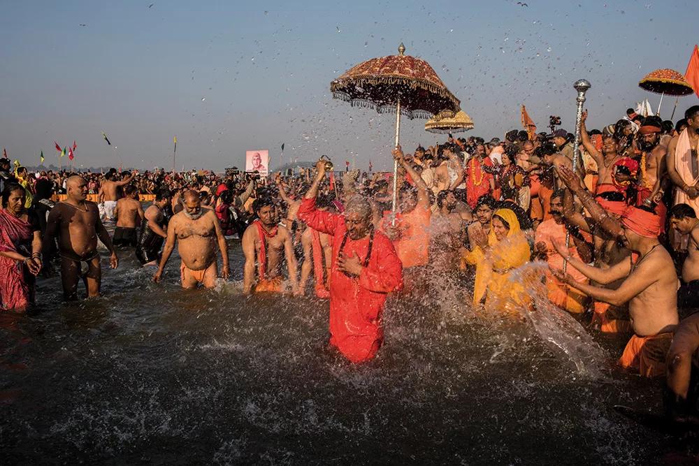Naga sadhus caminan hacia el río Ganges para un baño real. Durante cada kumbh mela durante unos días se realizan baños reales, en los que los sadhus se bañan juntos.