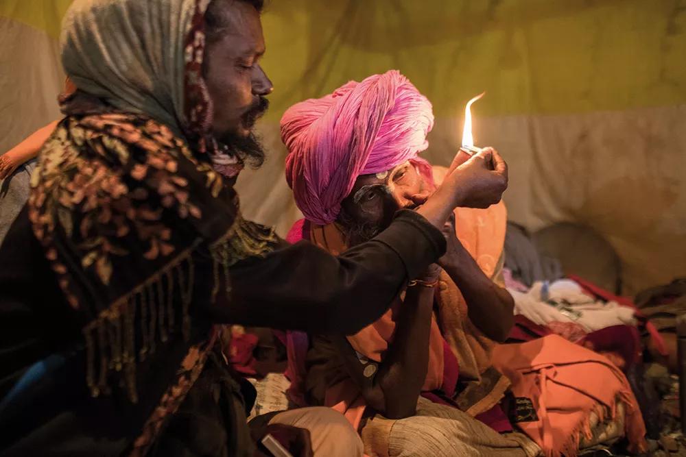 Sadhus fuman un chillum.