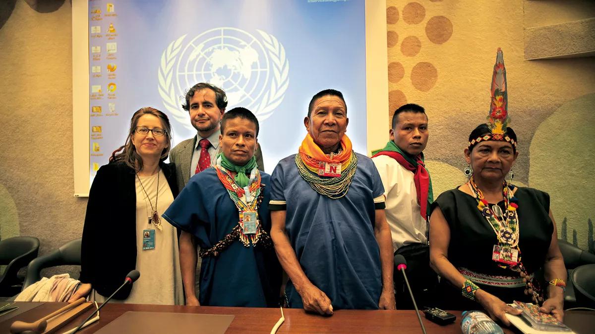 Constanza Sánchez, junto a representantes de la UMIYAC durante la reunión del Mecanismo de Expertos sobre los Derechos de los Pueblos Indígenas, Ginebra, 2017.