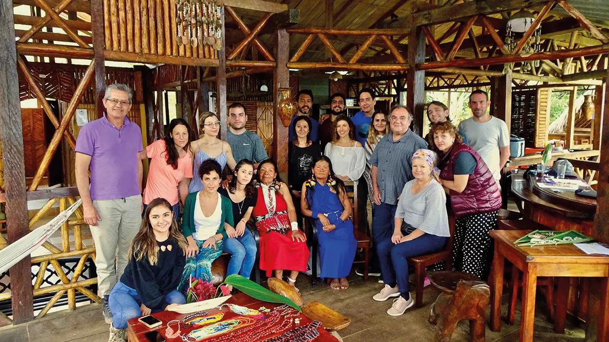 Imagen de grupo de un taller de expansión de la conciencia llevado a cabo por Fericgla en la casa Etno-Ahuano.