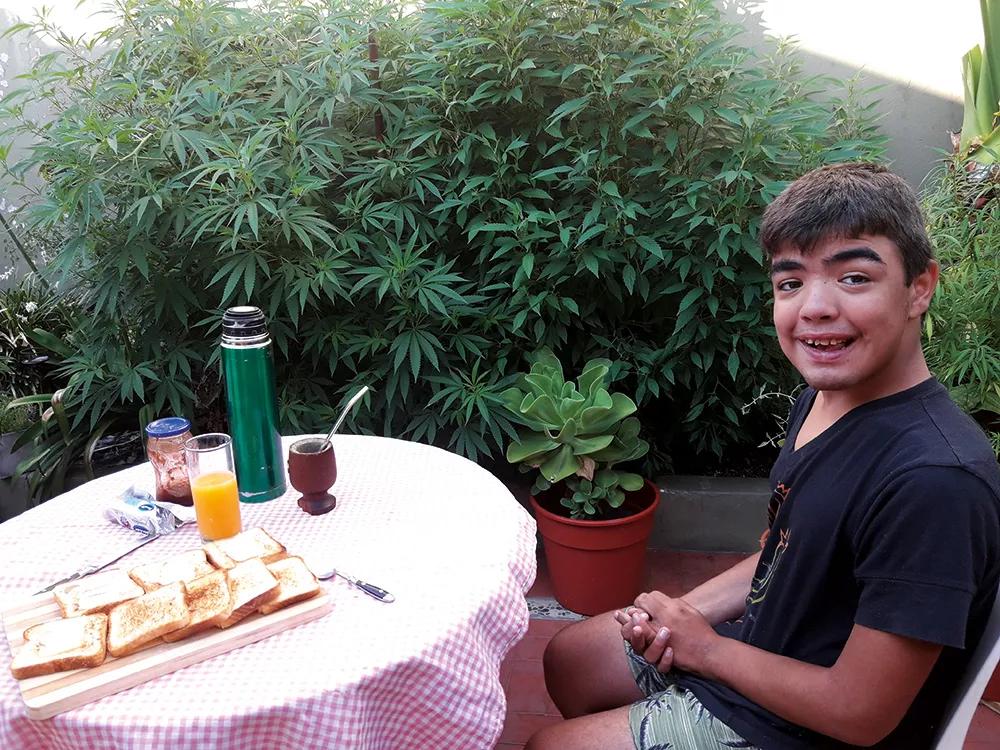 Fueron sus hijos Marco, con autismo, y Lucca, que padece epilepsia, síndrome parkinsoniano y retraso madurativo severo, los que empujaron a Roxana a convertirse en una activista a favor del cannabis medicinal.