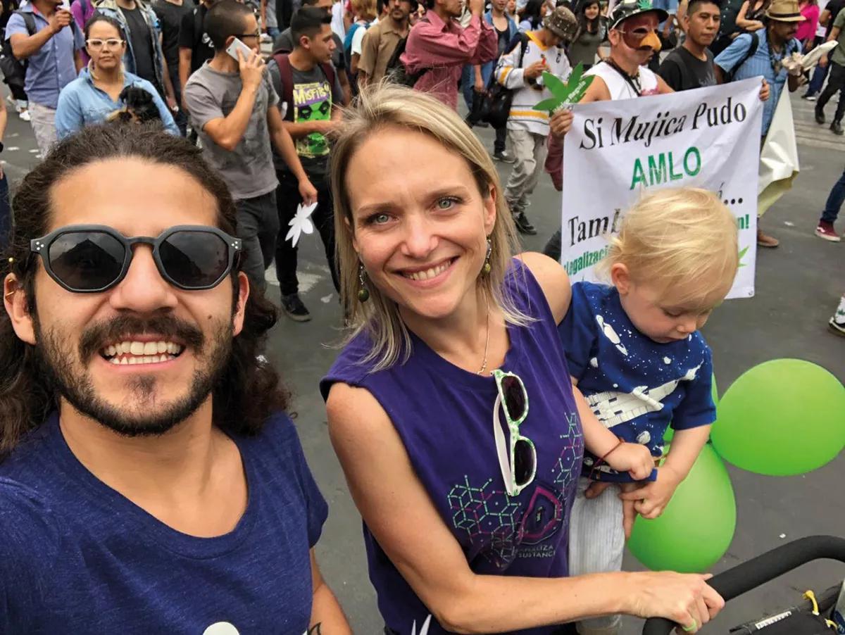En una marcha a favor de la regulación del cannabis en México, con su hijo y en compañía de Jorge Herrera Valderrábano, con quien comparte la creación de RIA, asociación civil que impulsa políticas de drogas basadas en la justicia social para la construcción de paz.