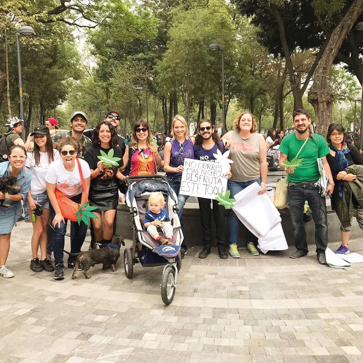 “No cierres más tu enfoque: disfruta de este toque”, se puede leer en la pancarta que sostiene Zara durante una marcha en favor de la regulación del cannabis en México.