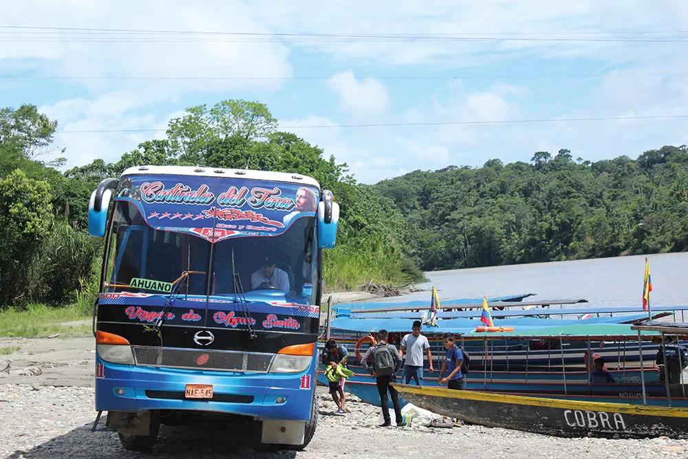 El autobús llega desde Tena hasta Punta Ahuano, donde una flota de canoas motorizadas te llevan a destino.