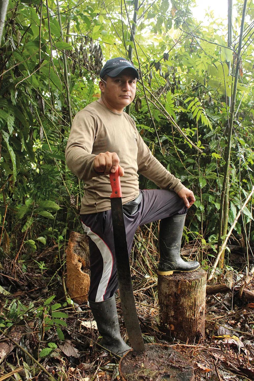 Giovanni, guarda y guía de la selva, con su machete