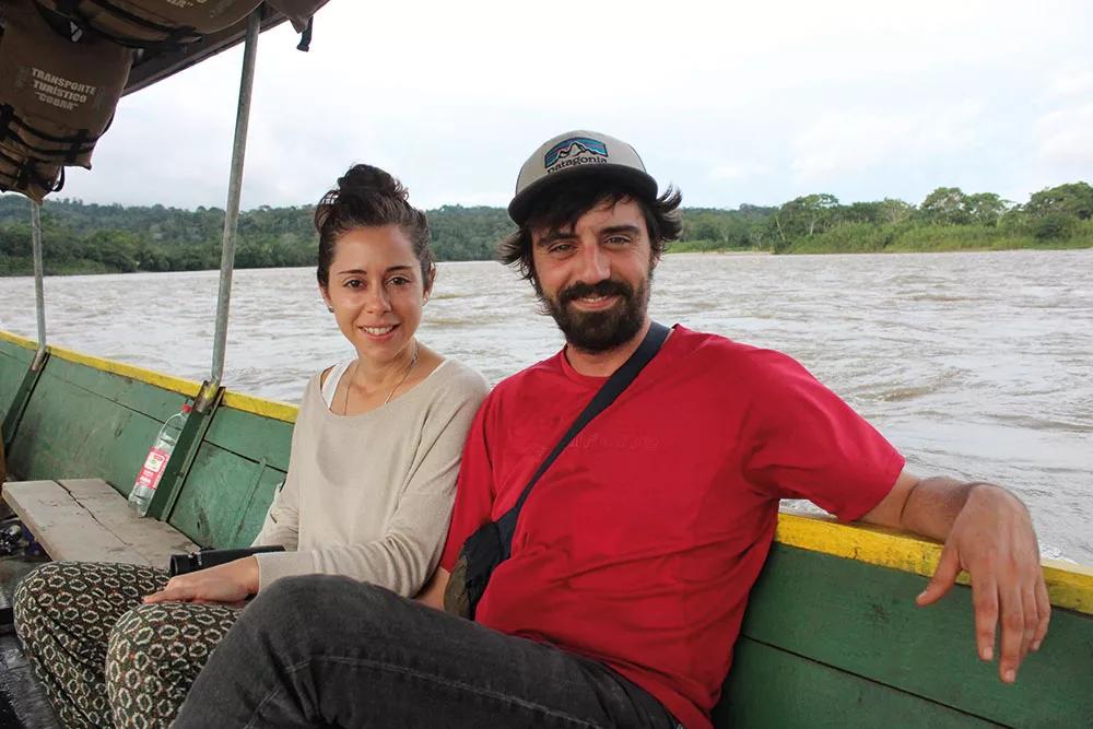 Cristina y Xavi, de Barcelona al Ahuano, disfrutando de un paseo en canoa por el río Napo.