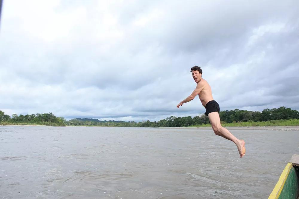 Las torrenciales aguas del río Napo a punto de ser perturbadas por el autor del reportaje