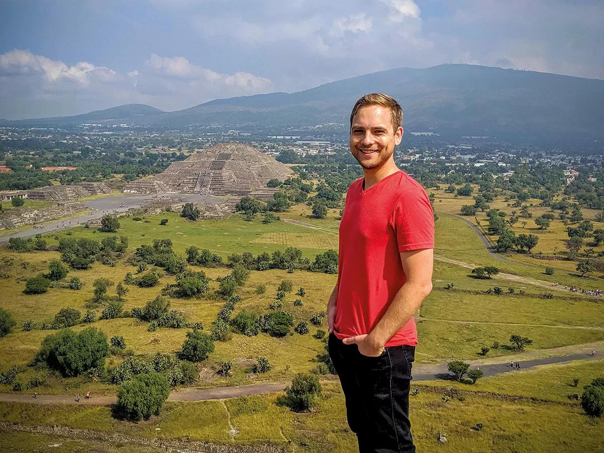 Cody en Teotihuacán, México, encumbrado en la Piramide del Sol, con la Pirámide de la Luna al fondo.