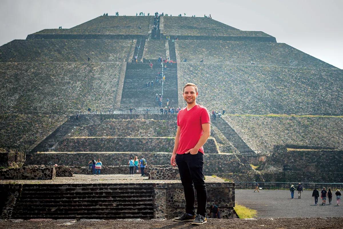 Al pie de la Pirámide del Sol, en la Calzada de los Muertos de Teotihuacán, la ciudad sagrada donde los hombres se convierten en dioses.