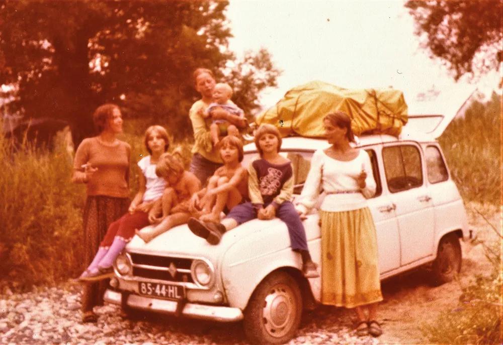 Unas maravillosas vacaciones de camping en Dordogne (la Dordoña), en 1978, con Marga, sus dos hijos y mis cuatro hijos, todos empacados en un Renault 4. La parte de atrás era una gran plataforma llena de colchonetas, sacos de dormir y almohadas con los seis niños encima. Cómo cantamos y cuántos picnics hicimos antes de llegar allí…