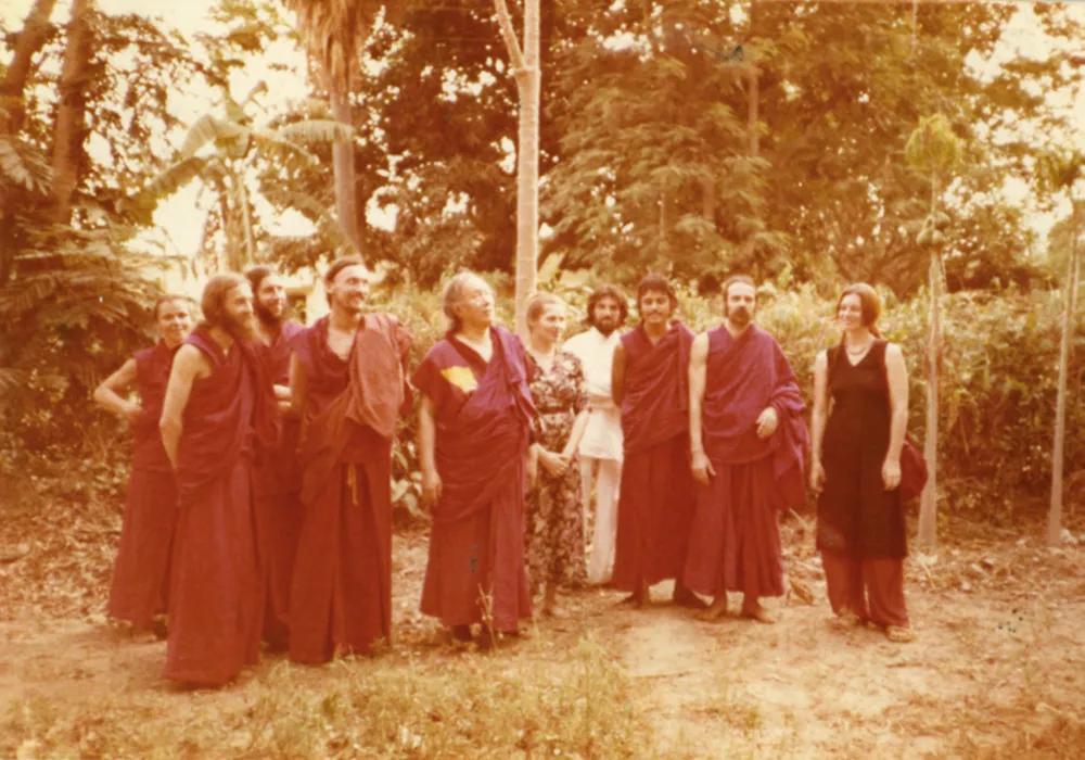 Con mi maestro, Guru Chimed Rigdzen Rimpoche, en Shantiniketan, en 1978 (yo estoy a su izquierda).