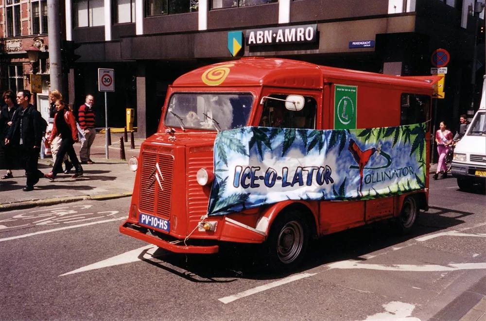 participando en la manifestación Legalize de 2001