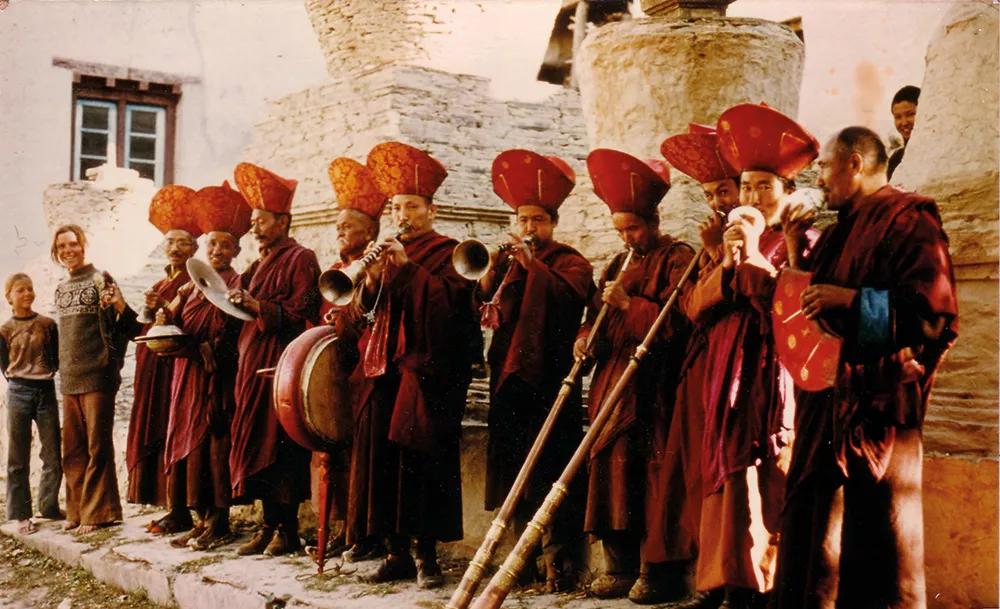 “Con Miloes en Kardong Gompa en el valle de Lahul en el 76. La vieja Gompa, cuando regresamos en 2011, se había transformado en un edificio de cemento con luces led intermitentes alrededor del Buda”.