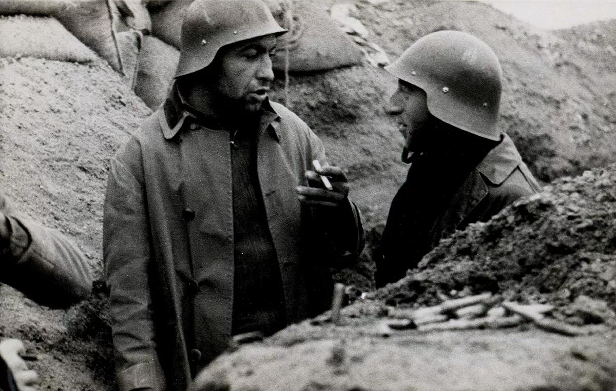 Dos soldados fumando en las trincheras (Archivo Biblioteca Nacional).