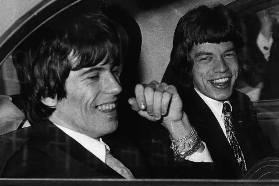 Jagger y Richards camino del tribunal, 10 de mayo de 1967. Condenados a tres meses y un  año de cárcel respectivamente, gracias a la presión de la protesta serían puestos en libertad al día siguiente.