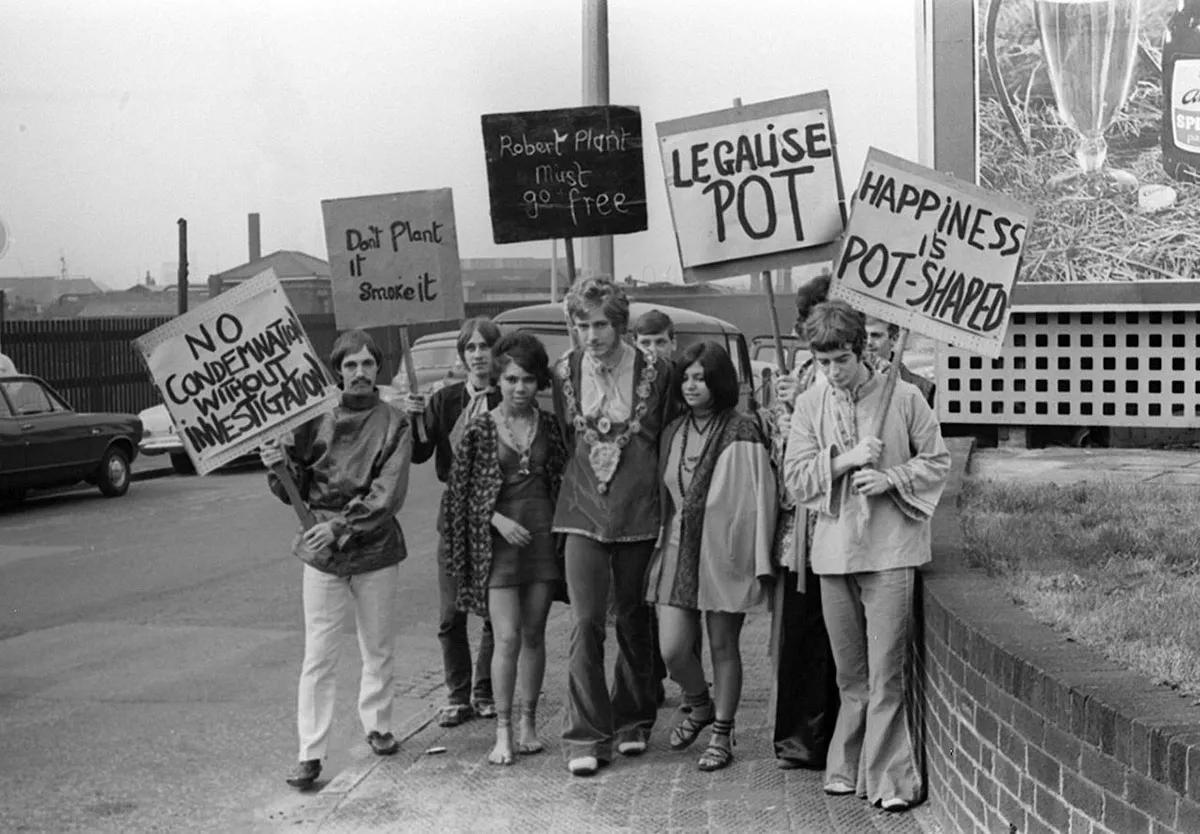  Robert Plant, un año antes de formar Led Zeppelin, marcha como líder de los Midlands Flower People, protestando contra las leyes sobre la marihuana.