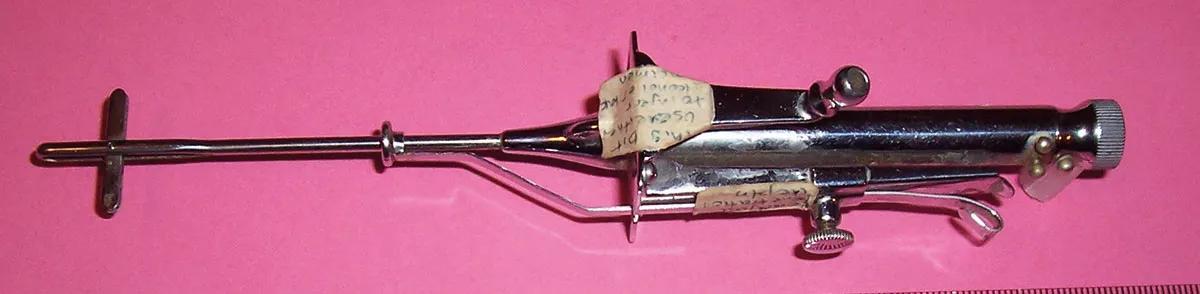 El leucotomo, instrumento de acero en  forma de estilete hueco que se insertaba en el cerebro, diseñado por Egas Moniz