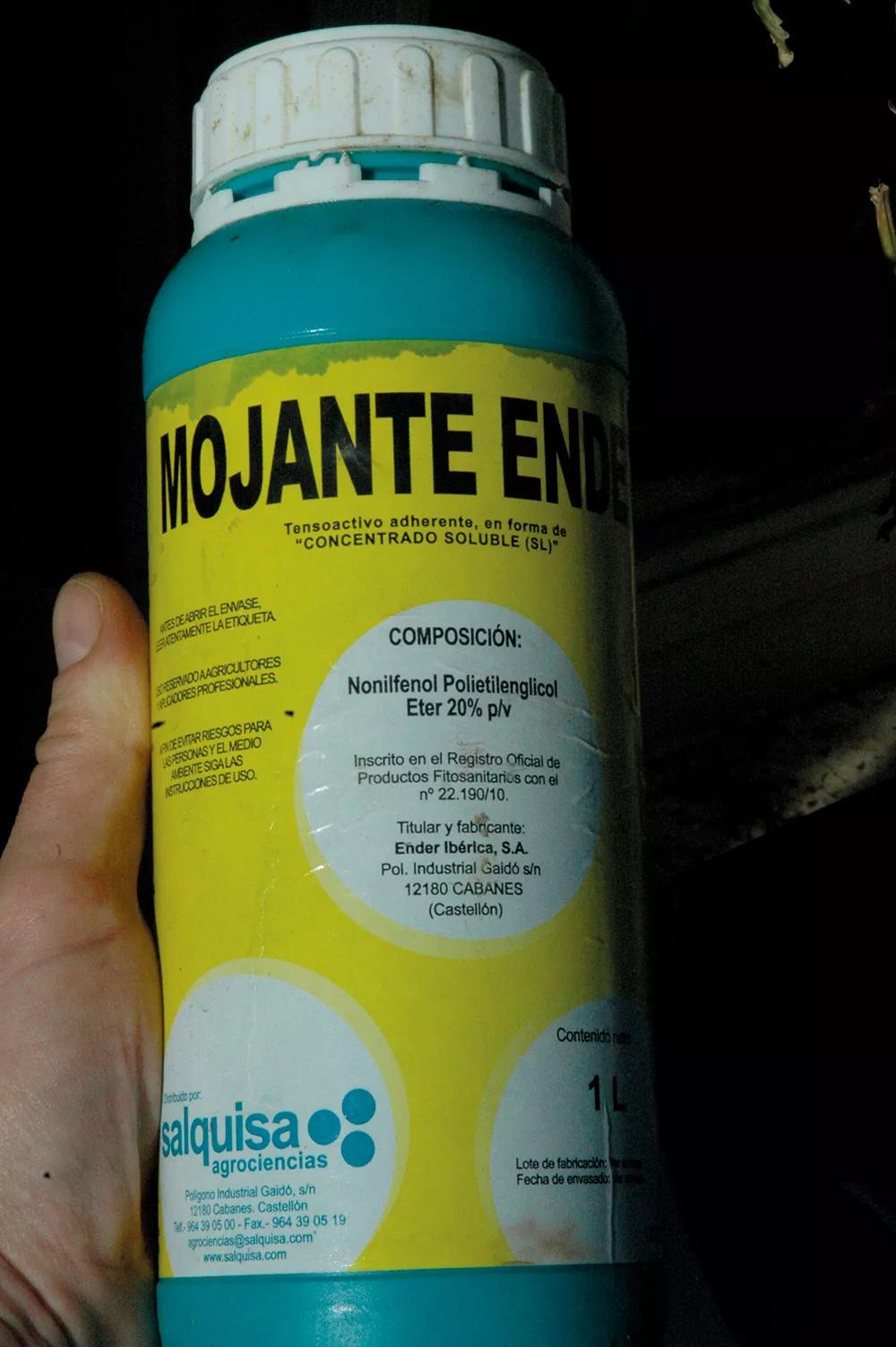 Unas gotas de un humectante o jabón líquido en el agua facilitan que los tejidos se mojen.