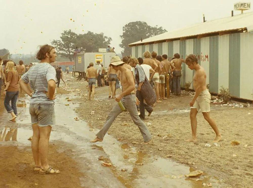  En la foto, tomada junto a un baño de hombres, se ven las condiciones  insalubres en las que tuvieron que convivir los asistentes.