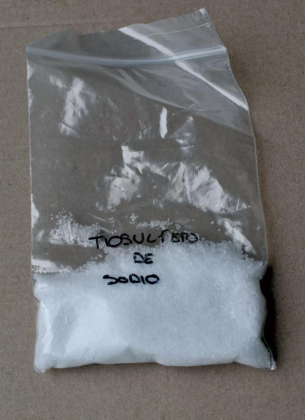 Un paquete de tiosulfato de sodio.