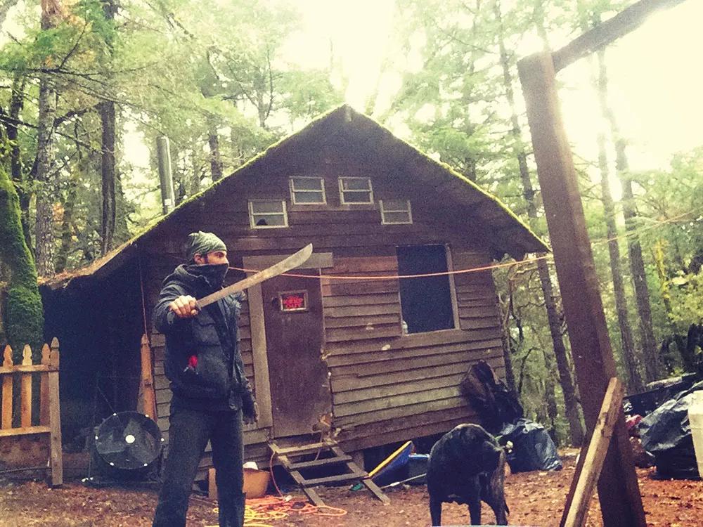 Ezu con Akån frente a la cabaña del bosque.