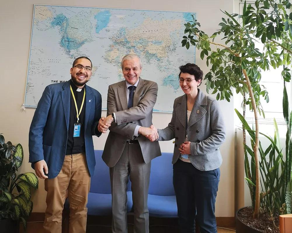 Parte del trabajo del reverendo es tender puentes entre la sociedad civil, el sector privado y los gobiernos.  En la foto con su esposa Daniela Kreher, teóloga alemana y cofundadora de Knowmad Institut, y Jean-Luc Lemahieu, director de la División de Análisis de Políticas y Asuntos Públicos de la Oficina  de Naciones Unidas contra la Droga y el Delito (ONUDD)