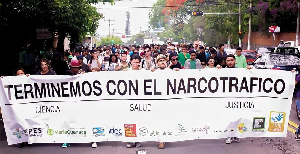 El reverendo Martin Díaz encabezando la Primera Marcha por la Regulación de la Marihuana en El Salvador (2013)