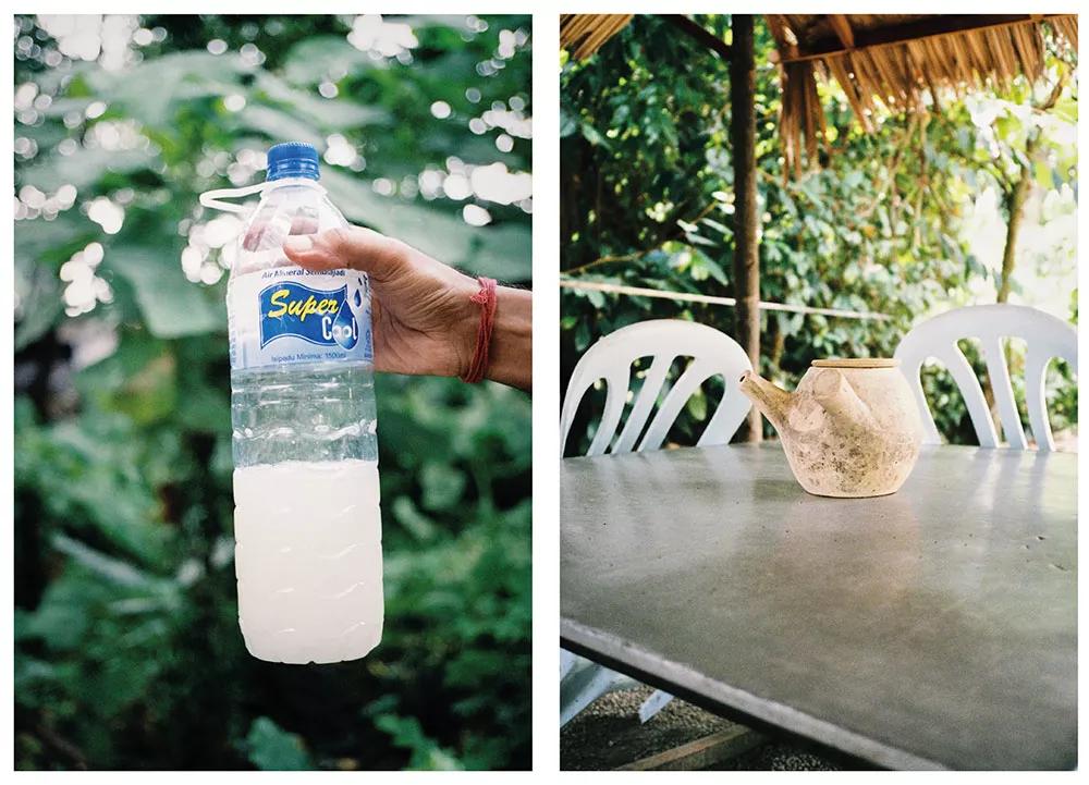 El vino de palma o toddy, se vende en botellas reutilizadas de plástico de litro y medio o en vasijas tradicionales para preservar su frescura.
