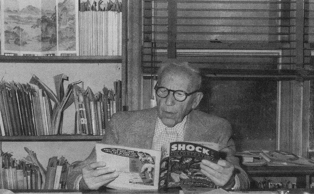 Fredric Wertham, paladín contra la viciosa adicción de los tebeos, leyendo con espanto censurador un número de Shock