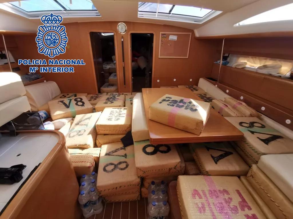 La policía incautan seis toneladas de hachís y una de cocaína que viajaban dos veleros