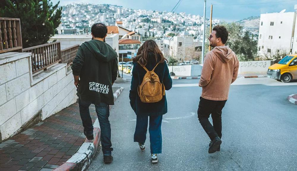 Caminando por las calles de Belén, con Atwan I. Saca y Leor Roseman, compañeros en el proyecto de psicodélicos para la resolución de conflictos en Israel y Palestina.