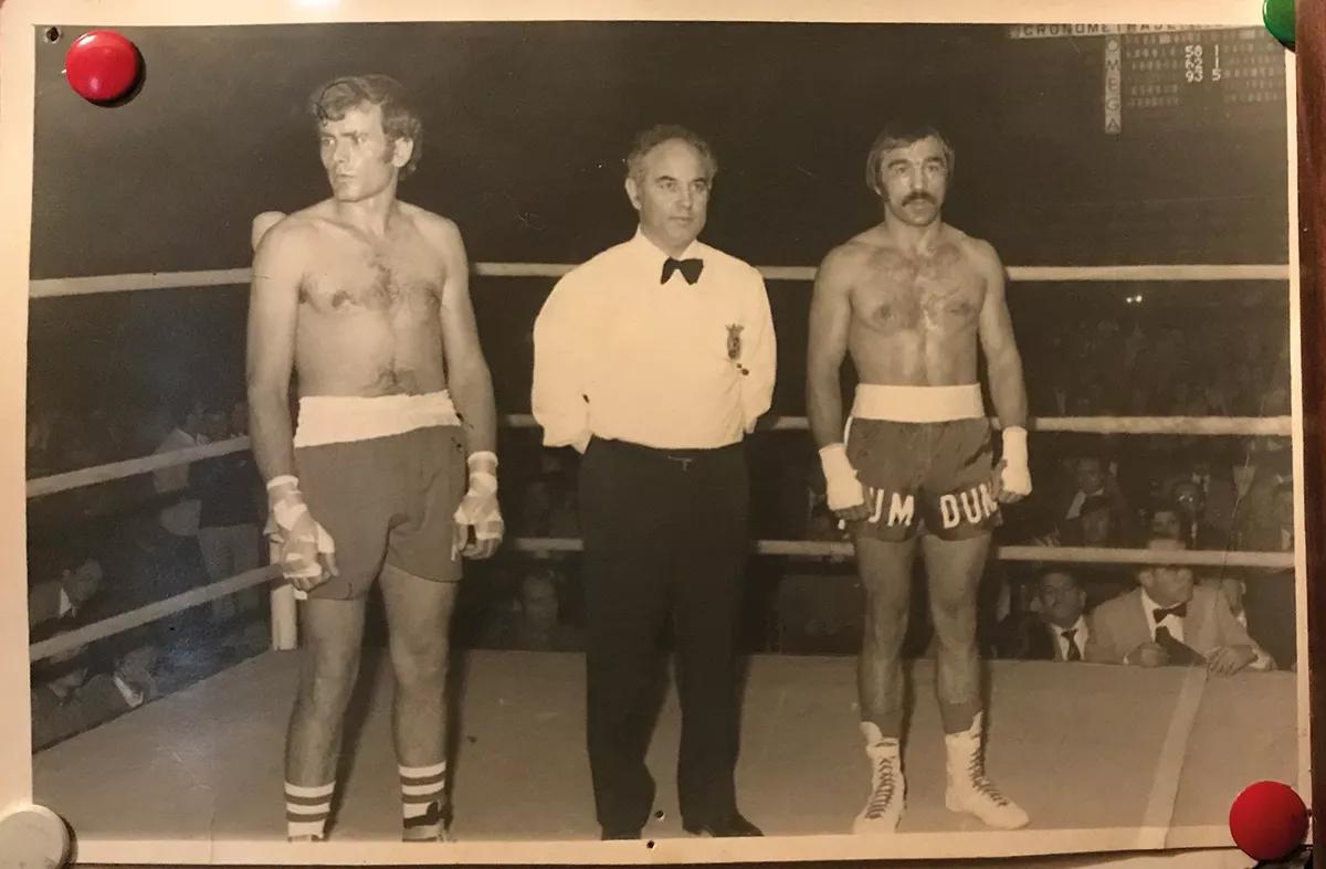  10 de octubre de 1975, junto a Moisés Fajardo,  en el combate que le haría por primera vez campeón de España de pesos Superwelter.