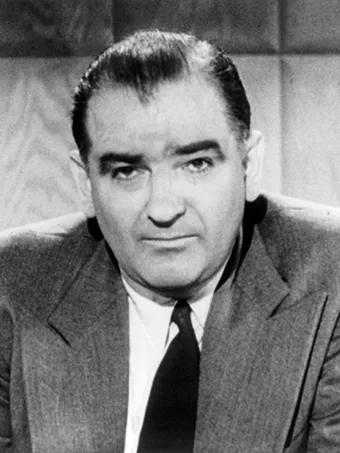 Joe McCarthy, el azote de los comunistas, el responsable de la caza de brujas, era adicto a la  heroína y Anslinger se encargaría de que no le faltara. 