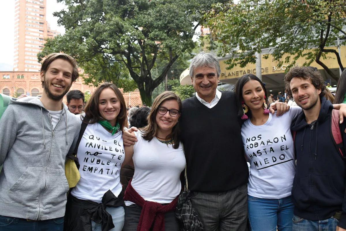 Iván Marulanda con su equipo de trabajo legislativo durante una protesta en Bogotá en 2019.