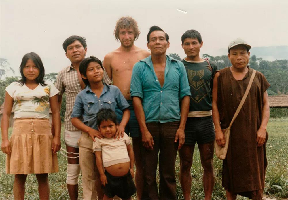 Jeremy Narby con miembros de la comunidad ashaninka de Quirishari, en el valle del Pichis, Perú, en 1986