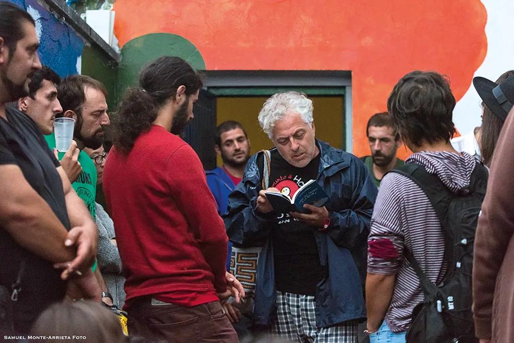 Durante un recital en el Centro Social Okupado de Pola de Siero, en Asturias